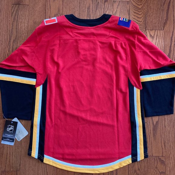 New With Tags Calgary Flames Youth Hockey Jersey  Size L/XL - Picture 5 of 5